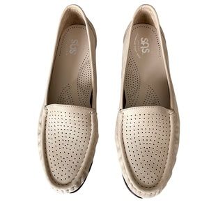 SAS Comfort Tan Loafer in Size 8.5 Medium. Tripad Comfort Foot Bed.
